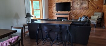 Large property close to the Mississippi River. Sleeps up to 12. Pet Friendly.