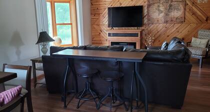 Large property close to the Mississippi River. Sleeps up to 12. Pet Friendly.