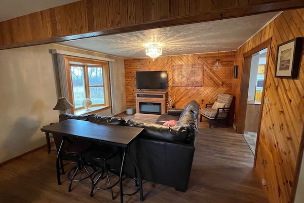 TV connectée, cheminée, livres