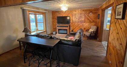 Large property close to the Mississippi River. Sleeps up to 12. Pet Friendly.