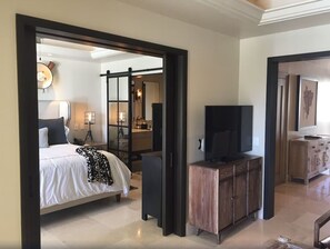 1 slaapkamer, een kluis op de kamer, een strijkplank/strijkijzer