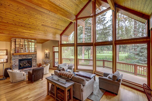 Smart-tv och eldstad