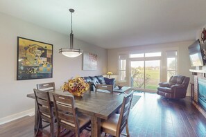 Dining - Walk to lifts condo with mountain view, hot tub, & beach access - dog-friendly (The Blue Mountains)