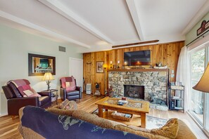 Fernseher, Kamin, DVD-Player, Bücher