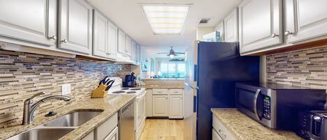 Een koelkast, een microgolfoven, een oven, een kookplaat