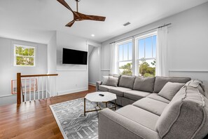 Fernseher, Tischtennisplatte, Stereoanlage