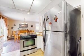Refrigerador, microondas, horno y parrilla de estufa
