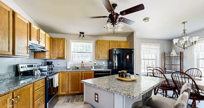 Charming cottage near the beach with balcony, deck, grill, fireplace - dogs OK