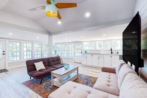 TV - Peaceful waterfront cottage with furnished deck, beautiful view, firepit (Plymouth)