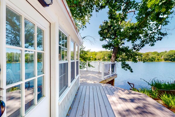 Property grounds - Peaceful waterfront cottage with furnished deck, beautiful view, firepit (Plymouth)