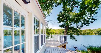 Peaceful waterfront cottage with furnished deck, beautiful view, firepit