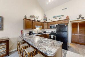 Kjøleskap, mikrobølgeovn, ovn og kokeplater