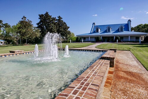 Updated condo near golf with pool, hot tub, & tennis access - balcony, W/D, & AC