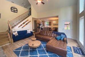 Télévision, cheminée, baby-foot