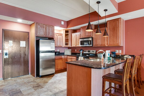 Jääkaappi, mikroaaltouuni, uuni, liesi