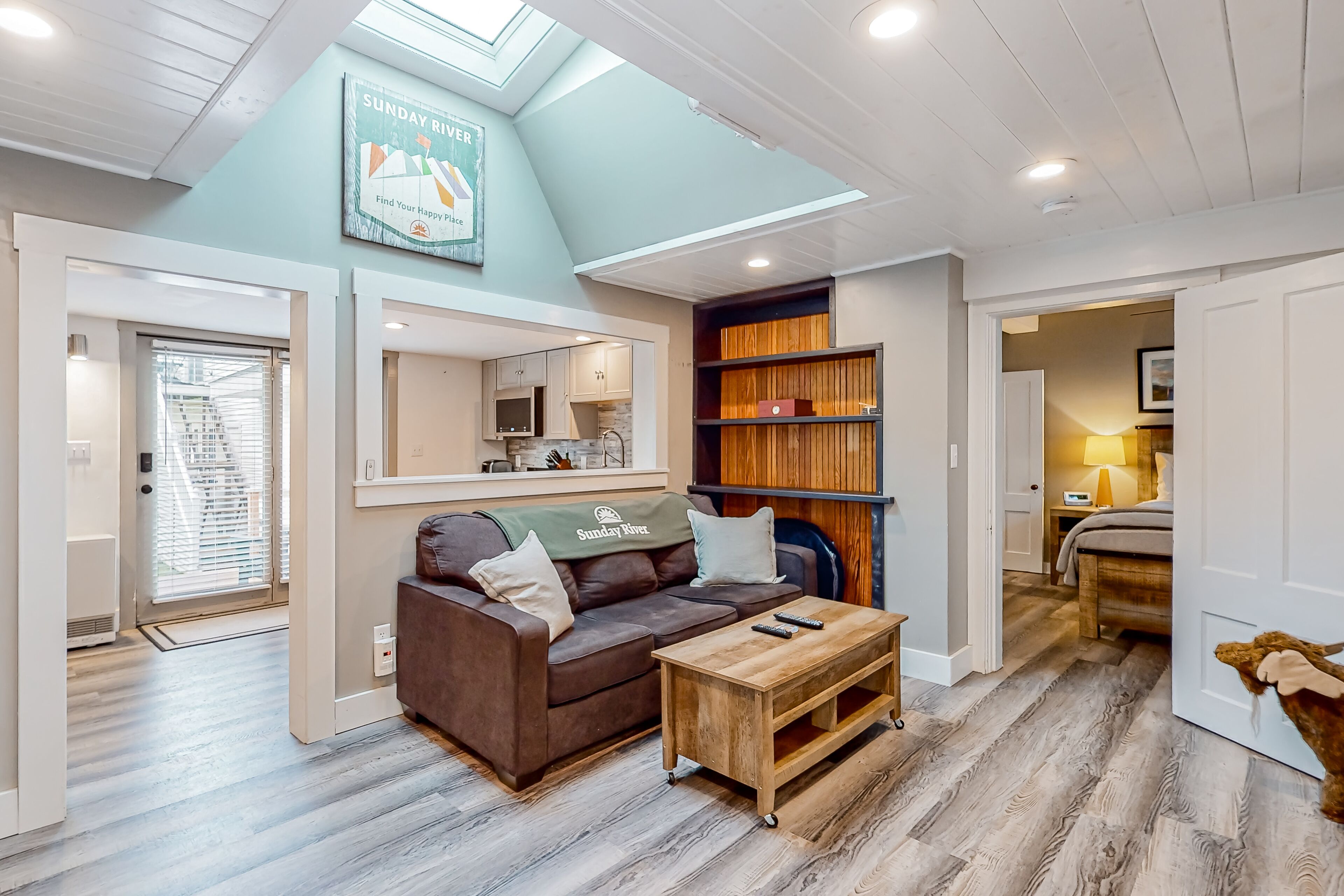 Chickadee with backyard retreat - firepit, outdoor bar & hot tub access
