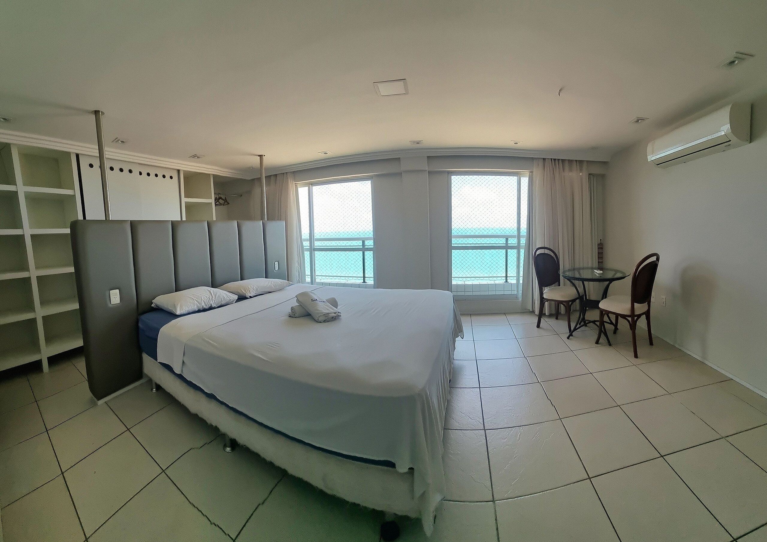 Cortinas blackout, wifi gratis y ropa de cama 