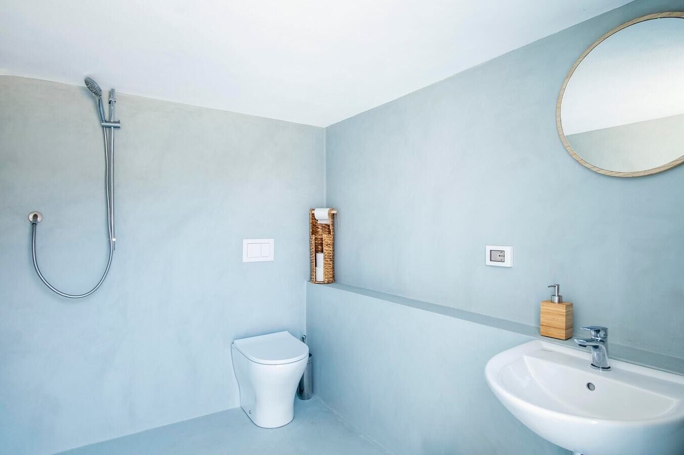 Une salle de bain moderne équipée d’une douche, de toilettes et d’un lavabo.
