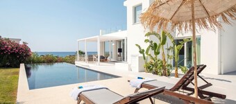Villa Iolande - Seafront villa with pool in Sicily