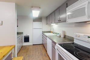 ثلاجة، ميكروويف، فرن، موقد طهي مسطح