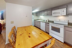 ثلاجة، ميكروويف، فرن، موقد طهي مسطح