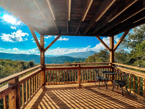 Mountain Haven with Jacuzzi & Fireplace: Spectacular Views in Sugar Mountain, NC