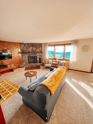 Smart-TV, Kamin, DVD-Player, Stereoanlage