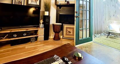 Stylish Uptown Dallas Loft: Pet-Friendly, Hi-Fi Sound, Private Patio & Grill