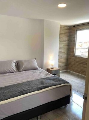 3 habitaciones, escritorio, tabla de planchar con plancha y wifi gratis 