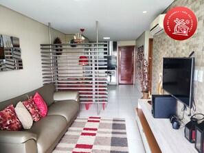 Familienapartment, Terrasse | Wohnzimmer | 40-Zoll-Fernseher mit Digitalempfang