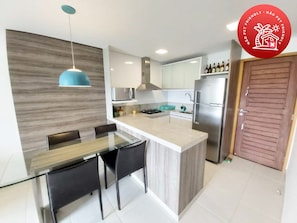 Apartamento, 2 quartos, vista para a piscina | Cozinha privada | Geladeira, talheres/pratos/utensílios de cozinha