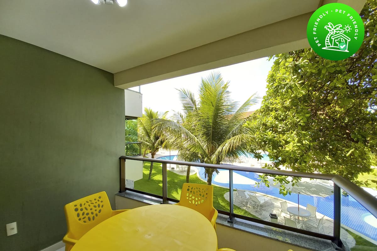 Apartamento família, vista para a piscina | Varanda coberta