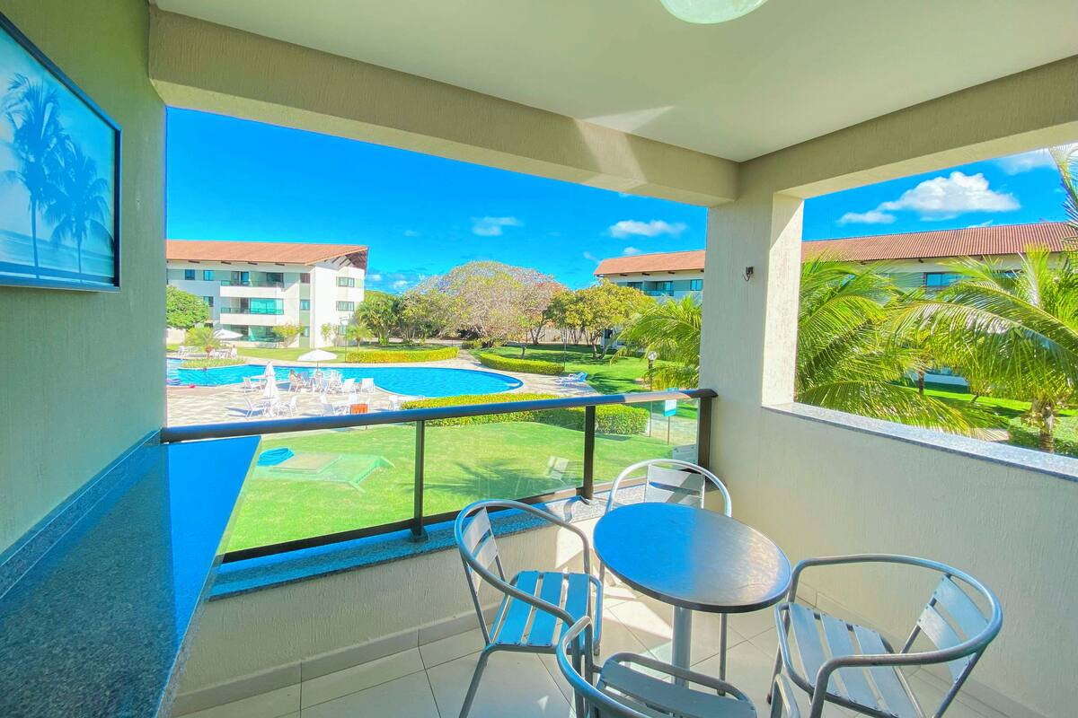 Apartamento básico, vista para a piscina | Varanda coberta
