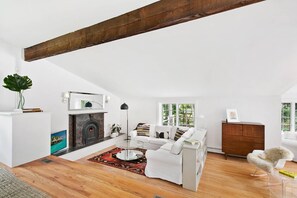 Smart-TV, Kamin, Bücher, Computerbildschirme