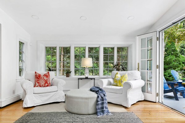Smart TV, fireplace, books, computer monitors - Serenity in East Hampton with Pool. 10 minutes to the most beautiful beaches.  (East Hampton)