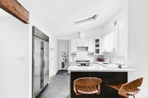 Fridge, microwave, oven, stovetop - Serenity in East Hampton with Pool. 10 minutes to the most beautiful beaches.  (East Hampton)