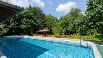 Seasonal outdoor pool, sun loungers