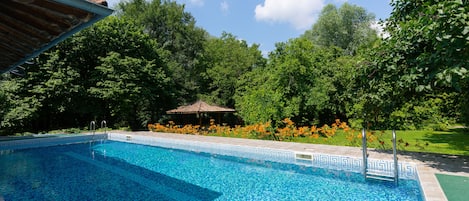 Piscine extérieure (ouverte en saison), chaises longues