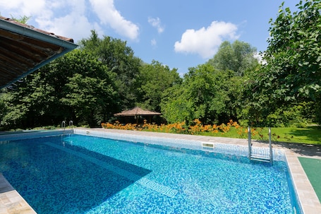 Seasonal outdoor pool, sun loungers