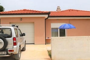 المنطقة المحيطة بالمنشأة