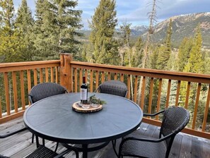 Outdoor dining - Modern Upper Pines Chalet (Gallatin Gateway)