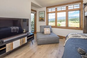 3 bedrooms, desk, iron/ironing board, travel crib