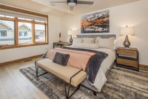 3 Schlafzimmer, Schreibtisch, Bügeleisen/Bügelbrett, Reisekinderbett