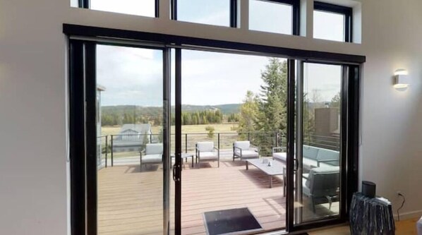 Smart TV, fireplace, books, streaming services