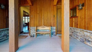 Un interno in legno con una panca, pareti in pietra e una porta con il numero 3.