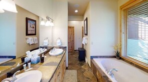 Douche, baignoire Ă jets, sĂšche-cheveux, serviettes fournies