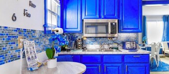 Sapphire Haven: Peaceful 2BR Upper Unit Retreat | Laundry, Parking, Safe Location • 8 Min to Airport