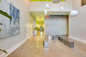 A modern lobby with a long corridor, a large abstract painting, and a patterned wall. - Trendy Downtown Miami Studio: Pools, Views + More! (Miami)