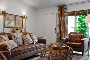 Smart-TV, Kamin, Bücher