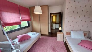 3 bedrooms, iron/ironing board, bed sheets
